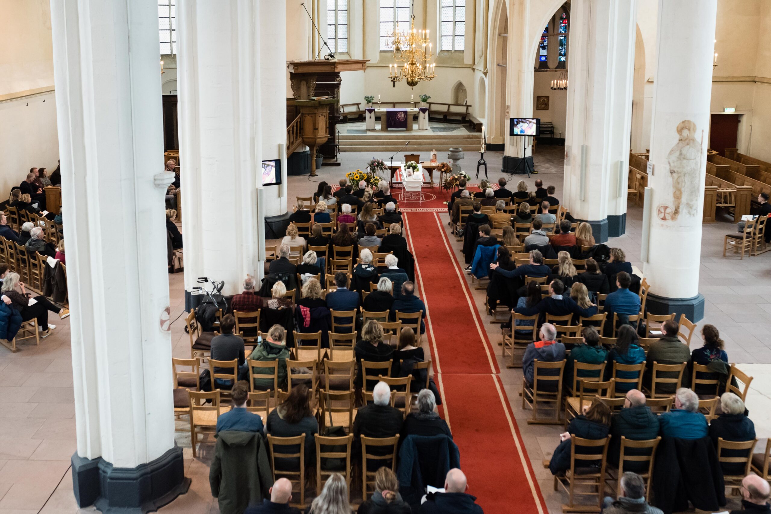 Overzicht kerk tijdens uitvaart